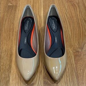 Rockport Women's Beige Patent pointed toe Heel size 7.5